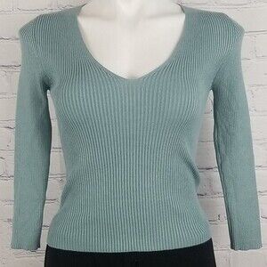 Forever 21 green long sleeve v-neck top. Size S